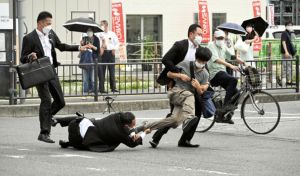 ▲日本前首相安倍晉三在街頭演講時遭槍擊，嫌犯山上徹也隨後遭到制服。（圖／美聯社／達志影像）