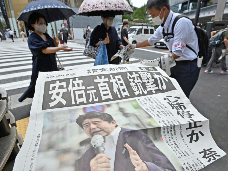 ▲安倍晉三遭槍擊的事件占據日本各大媒體版面。（圖／美聯社／達志影像）