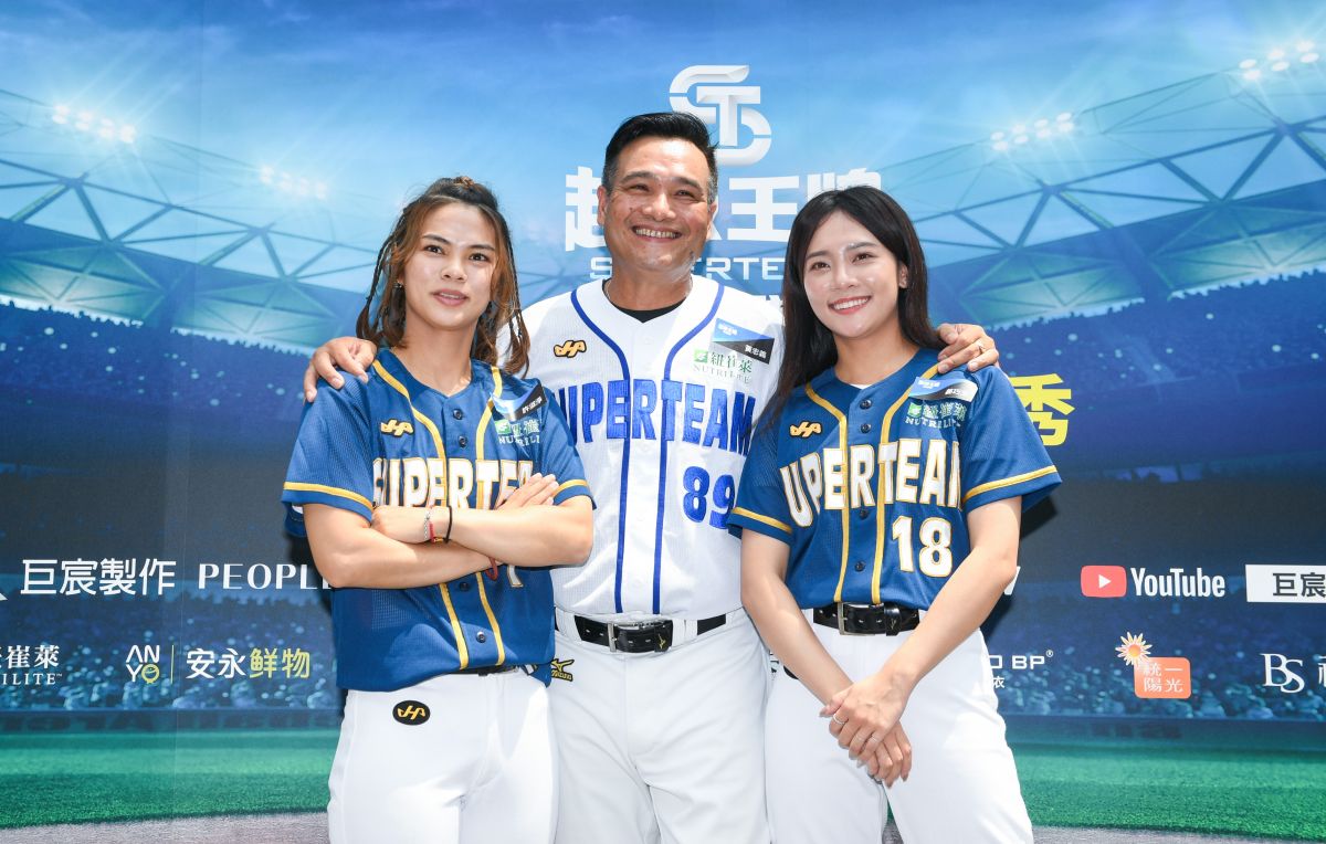 ▲「體壇周子瑜」姜巧文（右）脫單半年，同居許淑淨（左）爆她私下面，中為黃忠義。（圖／巨宸製作提供）