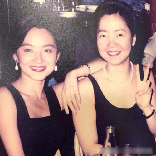 ▲林青霞與鄧麗君的友情為人津津樂道。(圖/新浪娛樂微博) ▲林青霞與鄧麗君的友情為人津津樂道。(圖/新浪娛樂微博)