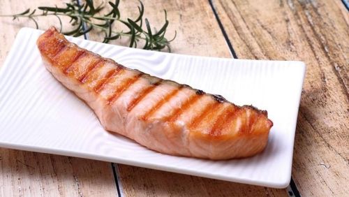 ▲美威鮭魚主廚曾柏山發明簡單6步驟，就能煎出完美鮭魚。（圖／取自美威鮭魚粉專）