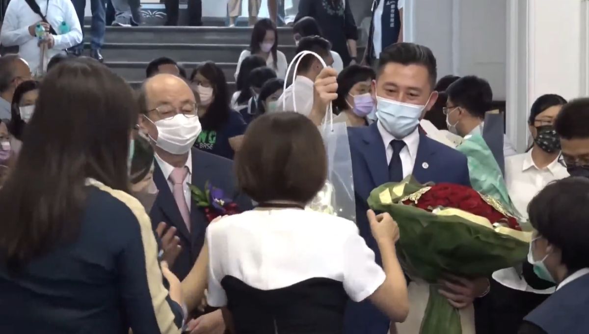 ▲林智堅辭去新竹市長職務，步出市府時不少同仁感到不捨。（圖／翻攝自林智堅臉書）