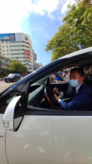 ▲辭去新竹市長職務，林智堅自行開車離開。（圖／翻攝自陳建名臉書）