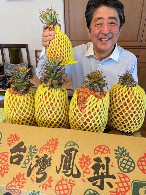 ▲安倍晉三曾在個人IG、臉書等帳號表示:「今天的甜點是台灣鳳梨,看起來很好吃。」(圖/安倍晉三IG帳號)