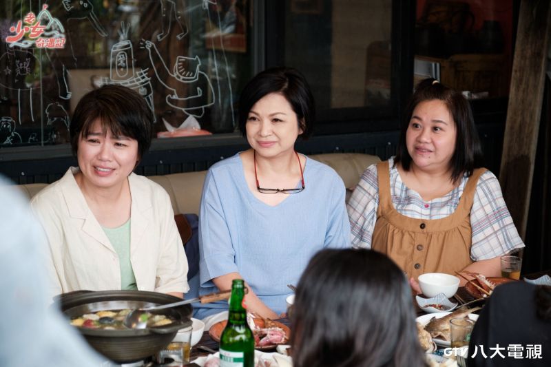 ▲嚴藝文(左起)、楊貴媚、鍾欣凌在當地享用美食。(圖/八大提供)