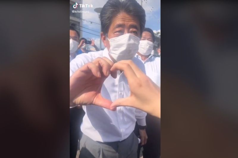 ▲安倍晉三應粉絲要求,親切合比愛心。(圖/截取自《@ kristinqaq》tiktok)