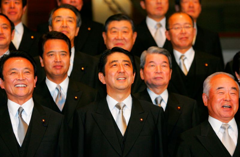 ▲日本前首相安倍晉三出生政治世家,初出茅廬就展現政治手腕。圖為2006年首次擔任首相,與大臣一同拍照。(圖/美聯社/達志影像)