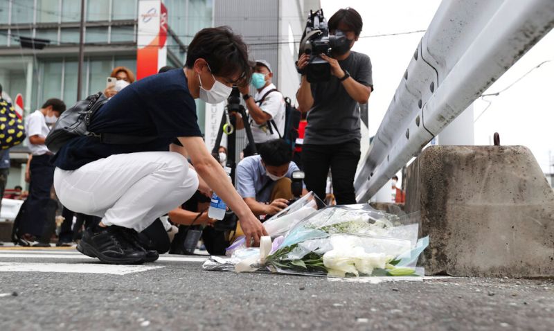 ▲日本前首相安倍晉三遇襲不幸身亡,民眾在事發現場擺放鮮花悼念。(圖/美聯社/達志影像)