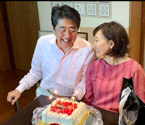 ▲安倍與妻子也時常使用社群軟體,分享家中愛犬羅伊跟羅恩的照片,兩人大方秀出生活照。(圖/翻攝Instagram@akieabe)