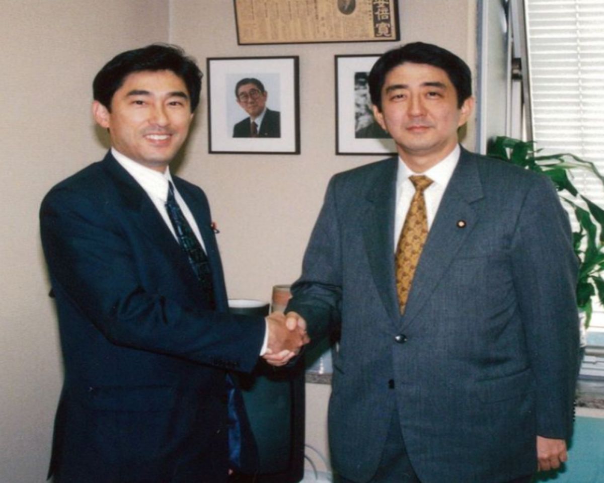 ▲日本首相岸田文雄於安倍晉三身亡當天深夜，貼出2人年輕時的合照，看得出相當不捨。（圖／翻攝自岸田文雄官方IG）