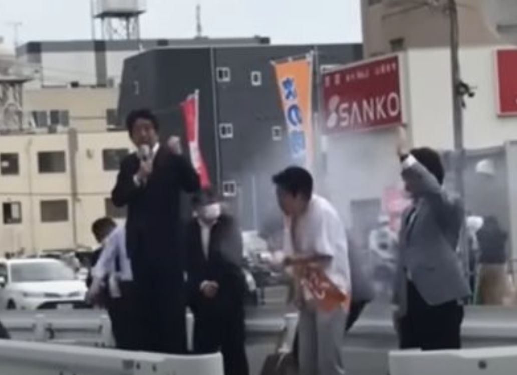 ▲日本前首相安倍晉三8日上午遭到槍擊身亡，最新近距離畫面曝光。（圖/YouTube／ぼっちじゃないトレーニー）