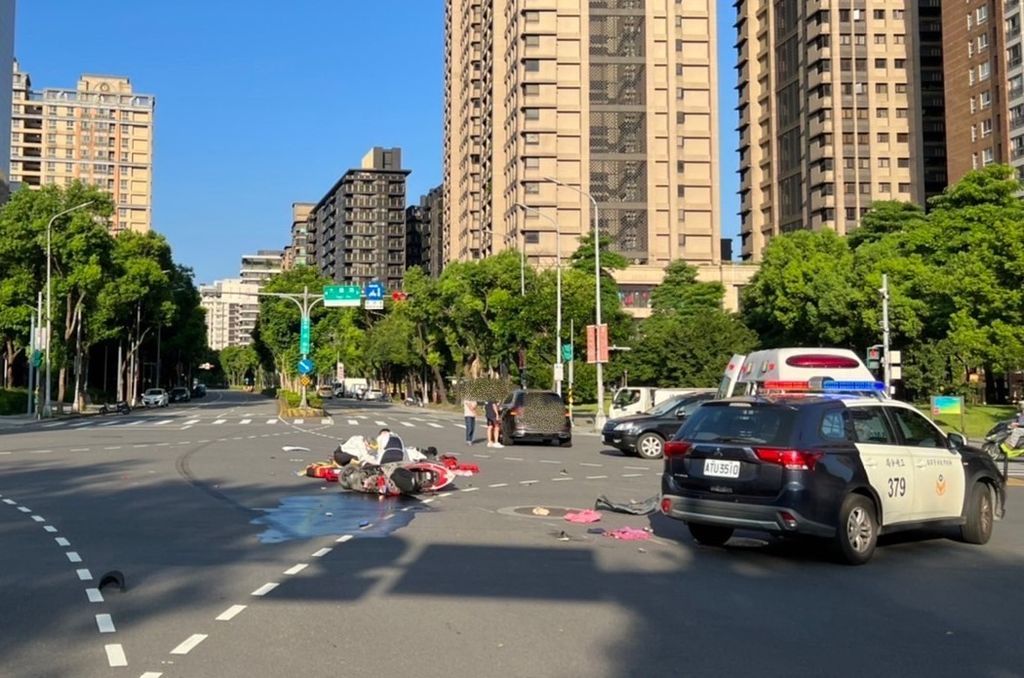 ▲林婦疑因闖紅燈，導致直行的廖姓男子閃避不及，迎面撞上。（圖／翻攝畫面）