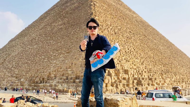 ▲《遊戲王》粉絲分享，他2019年和妻子到埃及旅遊，也帶著決鬥盤、遊戲王卡和金字塔合影。（圖／網友Sam Wu授權提供）
