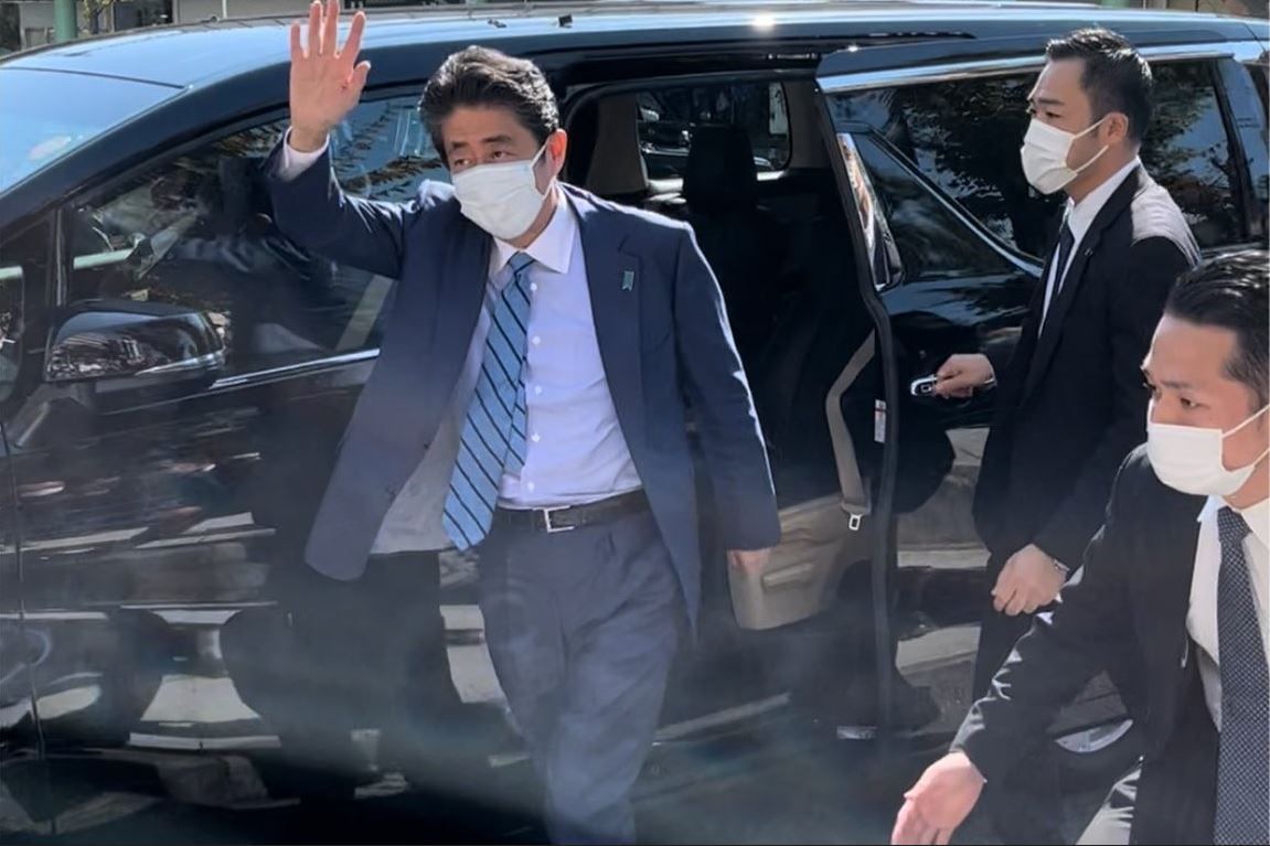 ▲安倍晉三出席助選演說時，收到小男孩的信件。（圖／翻攝自《@hirorih3812》推特）