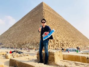 ▲《遊戲王》粉絲分享，他2019年帶著決鬥盤、遊戲王卡和埃及金字塔合影的照片。（圖／網友Sam Wu授權提供）