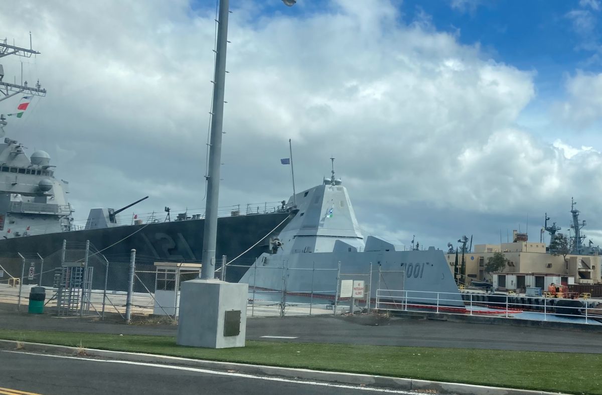 ▲珍珠港最新進服役的勃克級驅逐艦和第一次參加環太演習的豬瓦特級驅逐艦。（圖／軍情與航空Military and Aviation News提供）