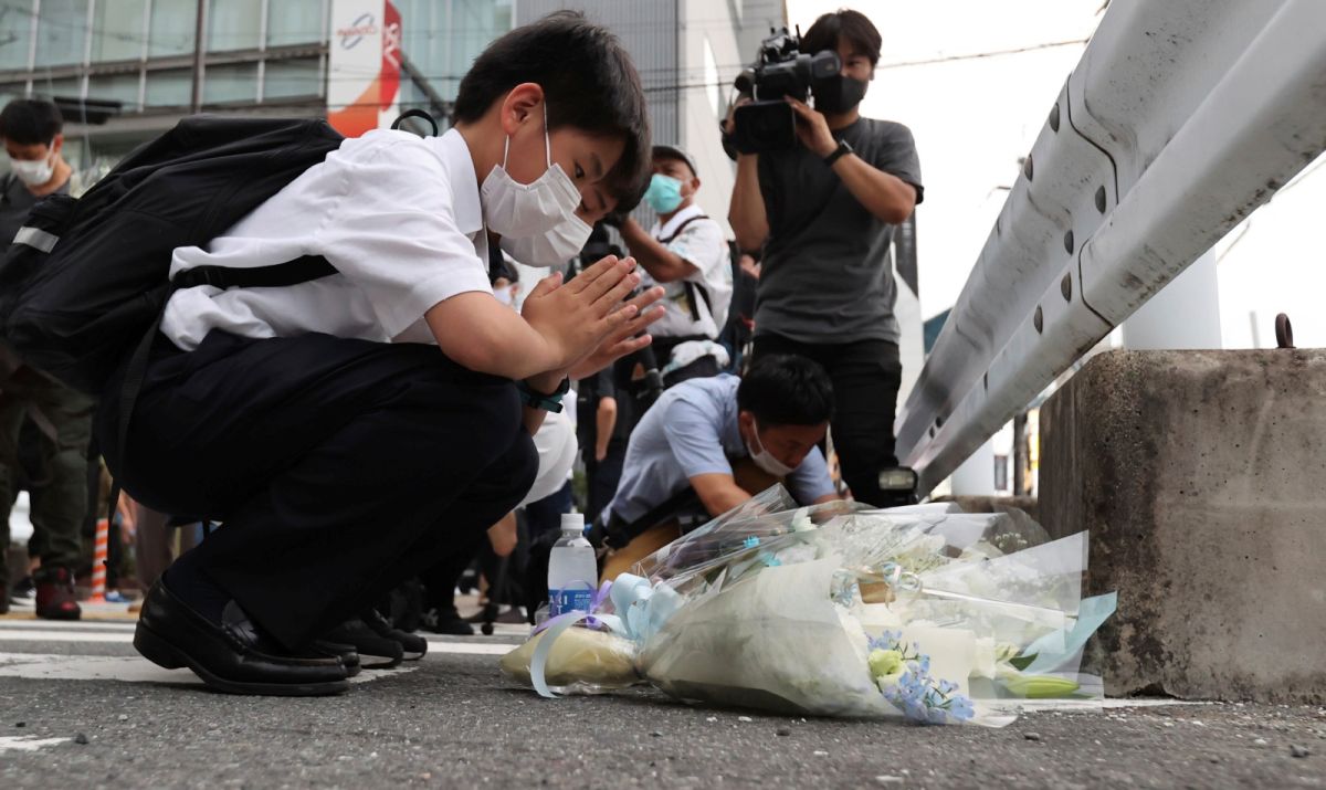 ▲日前相安倍晉三昨（8）日遇刺，搶救不治身亡，外界評批維安有問題；圖為安倍遇害地點，已有許多民眾擺上鮮花哀悼致意。（圖／美聯社／達志影像）