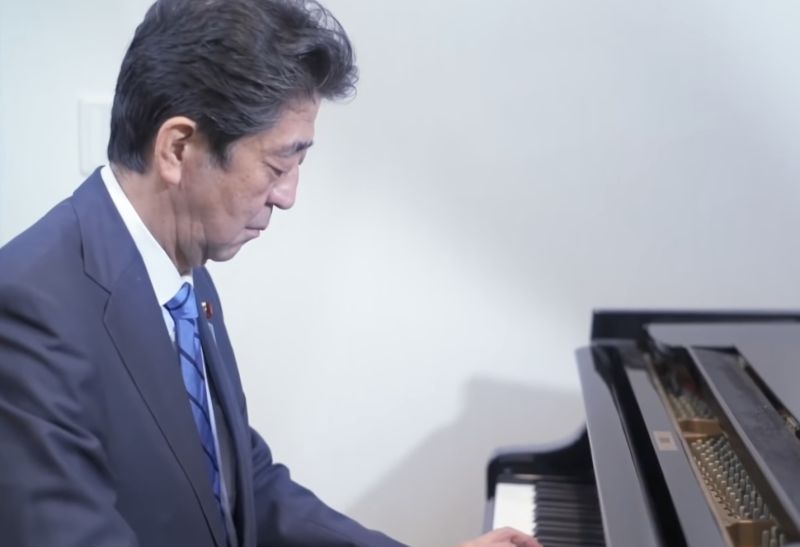 ▲安倍彈琴畫面被翻出,不少日本網友紛紛轉貼影片熱議,祈求安倍靈魂受到「神靈庇佑」。(圖/あべ晋三チャンネル YT)