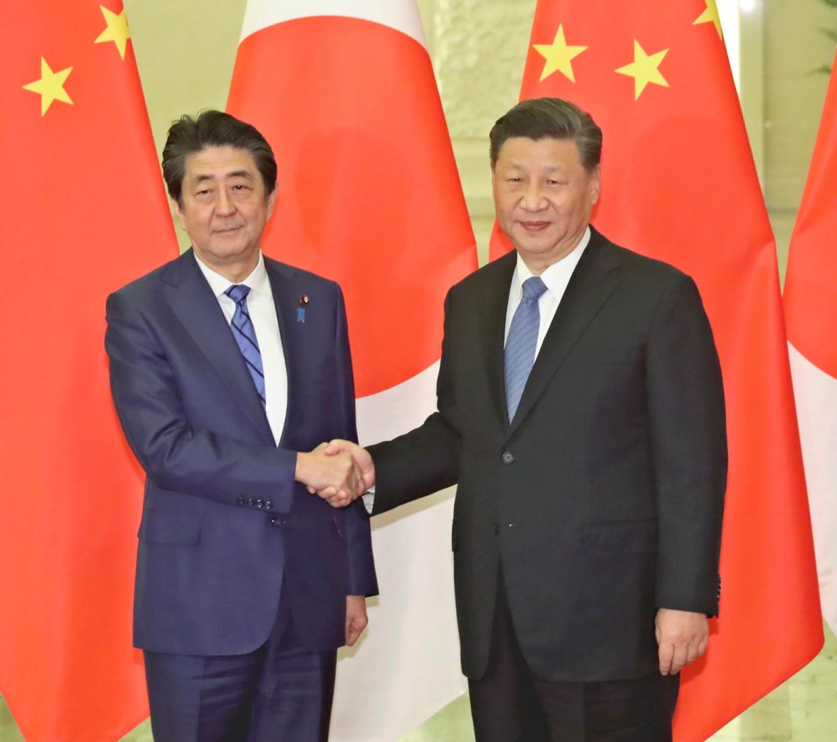 ▲前日本首相安倍晉三遇刺身亡，中國國家主席習近平今天就此事向日本首相岸田文雄致唁電。圖為2人會晤資料照。（圖／美聯社／達志影像）