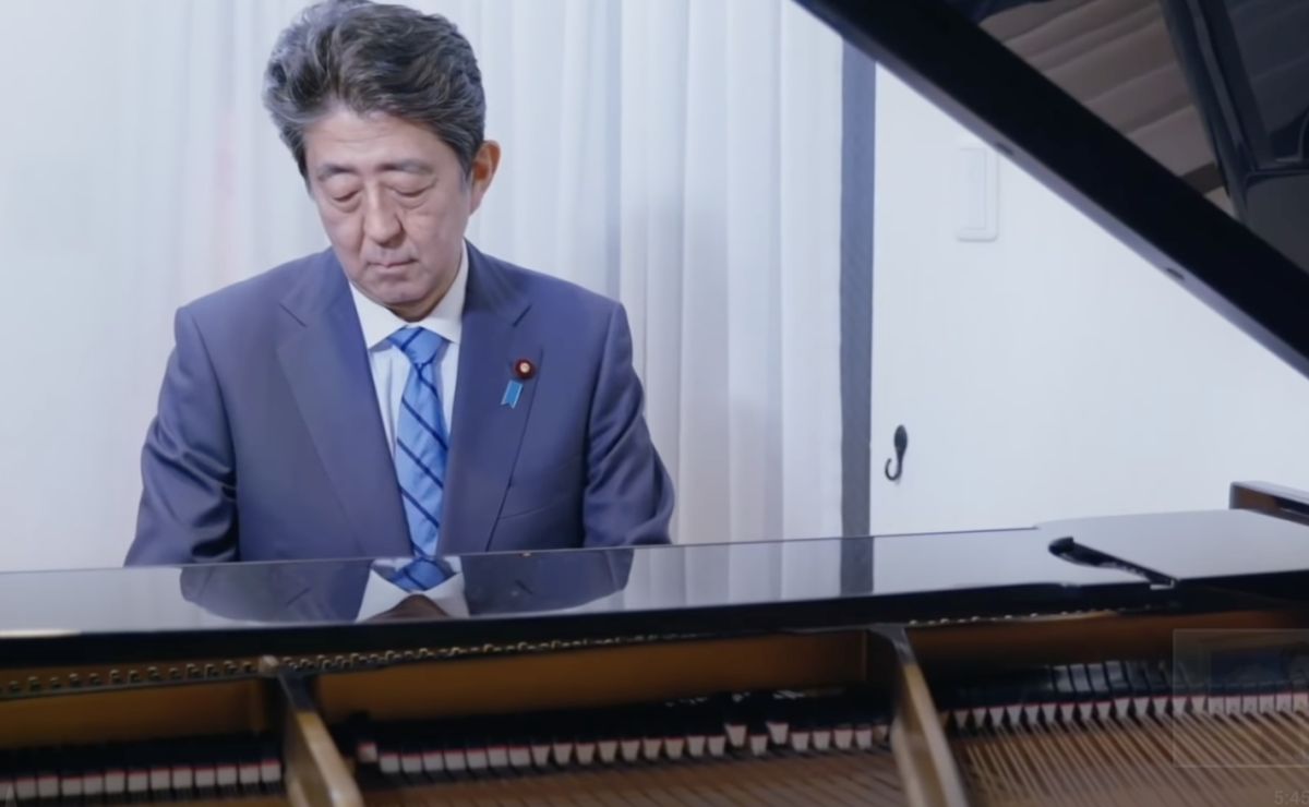 ▲日本前首相安倍晉三遇刺身亡，過去彈琴為311罹難者悼念的影片曝光。（圖/あべ晋三チャンネル YT）