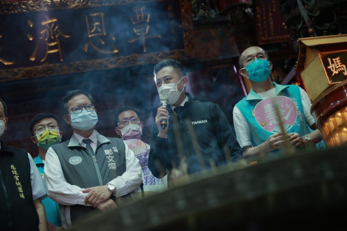 ▲林智堅今日正式投入桃園市長選戰，一早就跑了4座廟宇參拜。（圖／林智堅辦公室提供）