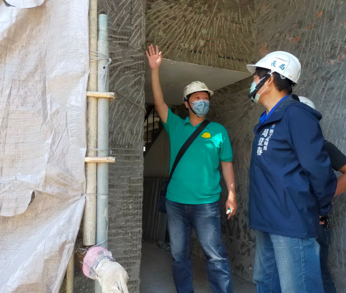 ▲高雄市政府勞工局局長周登春(右)率隊突檢大樓外牆整修工程。(圖／高市府勞工局提供，2022.07.09)