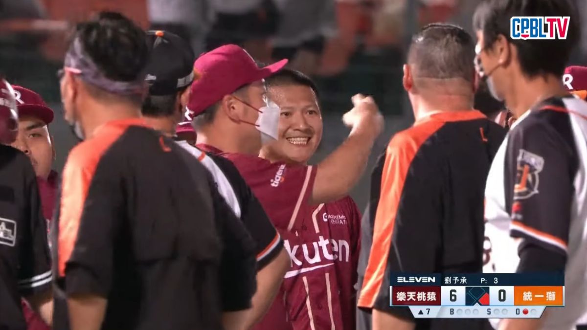 ▲陳禹勳在雙方總教練中間，露出神秘表情，掀起球迷另類話題。（圖／CPBL中華職棒YT）