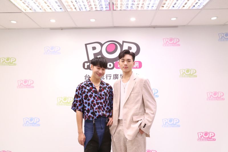 小賴（左）旗下首位藝人龔言脩（右）。（圖／POP RADIO提供）