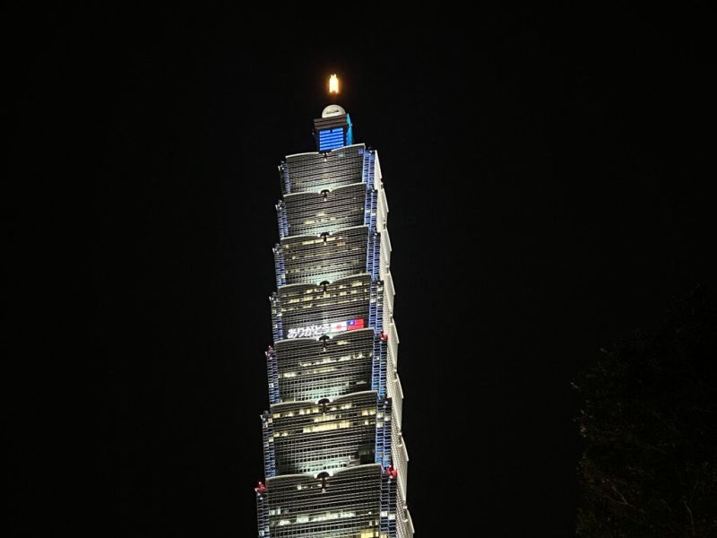 悼念最挺台灣的安倍晉三　台北101連4天點燈打字致意