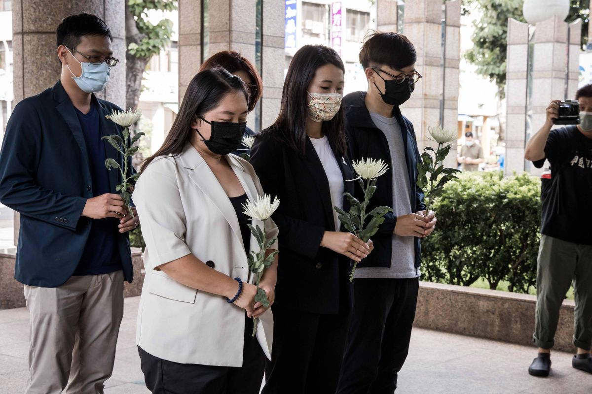 ▲友台的日本前首相安倍晉三遇刺身亡，台灣基進在台日交流協會高雄事務所前進行哀悼追思。（圖／台灣基進提供）