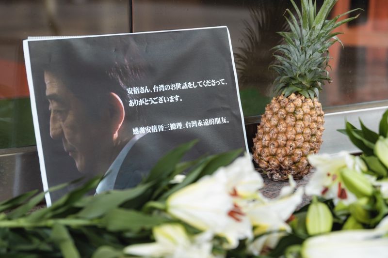 ▲台灣基進特別準備了鳳梨悼念安倍，因為許多台灣人印象最深刻的是安倍先生跟台灣鳳梨合照時的陽光笑臉，同時也不忘台灣在遭受中國打壓時挺身而出的安倍先生。（圖／台灣基進提供）