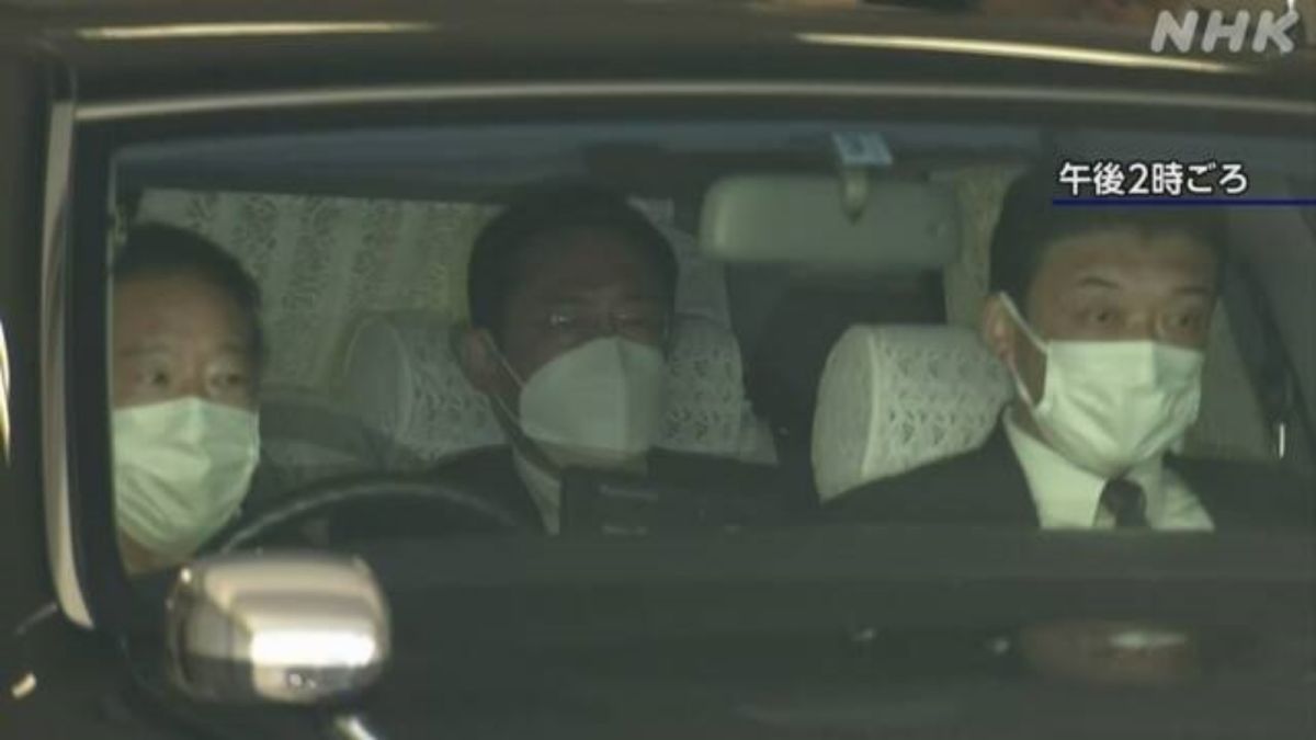 ▲日本首相岸田文雄9日下午趕回東京，為安倍晉三悼唁。（圖／翻攝自NHK）