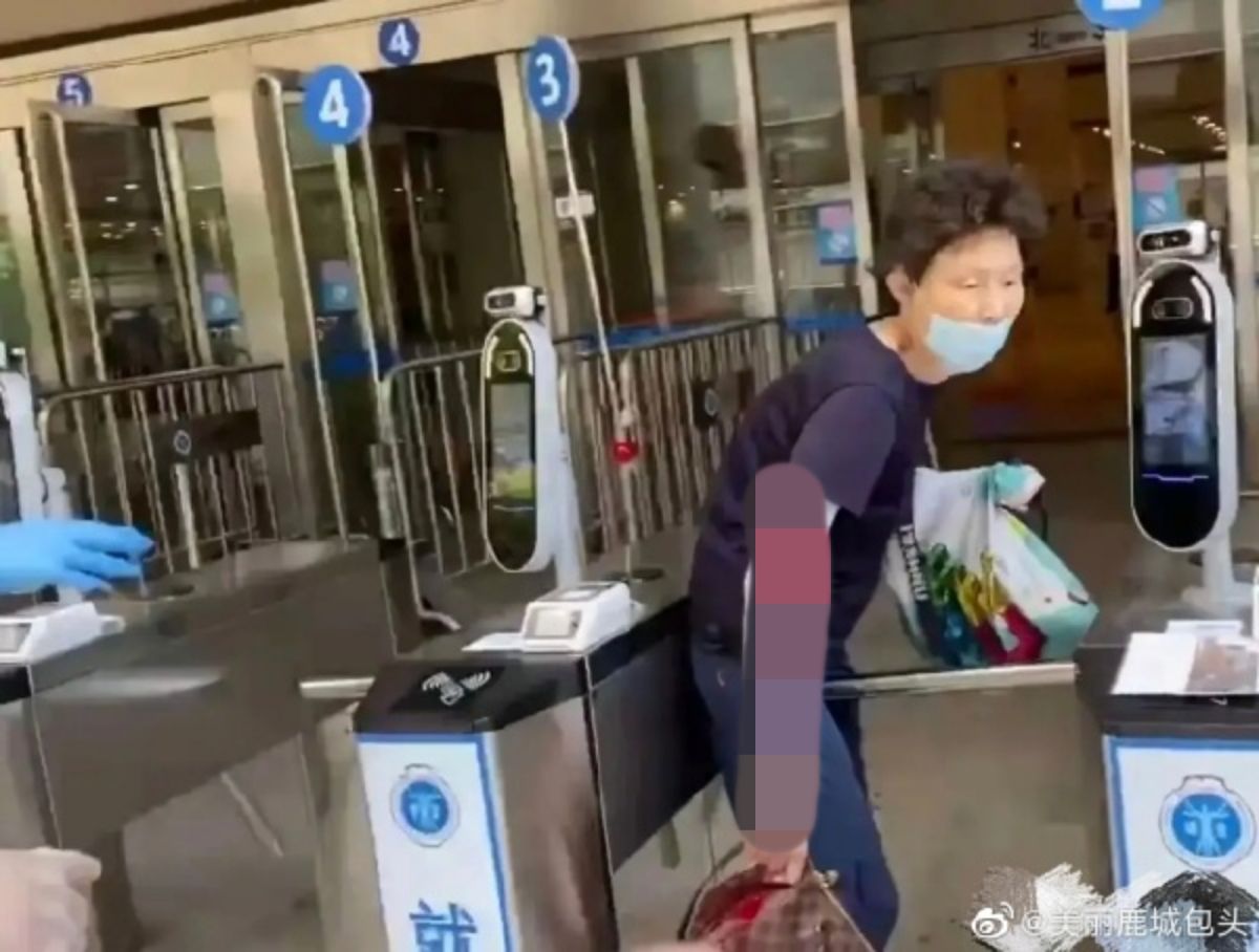 ▲上海瑞金醫院今天上午發生砍人事件，據官方通報，一名嫌犯持刀挾持就醫民眾並與警方對峙，隨後遭警方開槍制伏。（圖／翻攝自微博）