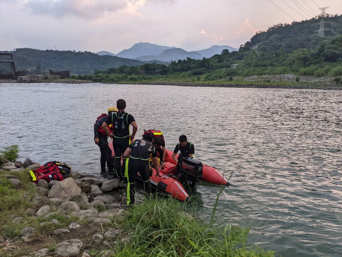 ▲今（9）日下午5點半，新店青潭堰疑似發生溺水意外，有3名男子相約戲水，1人不見蹤影。（圖／翻攝畫面）