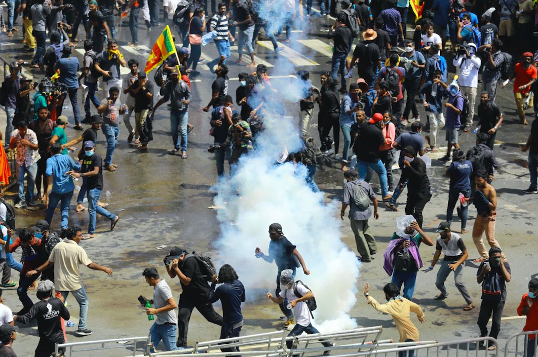 ▲今（9）日示威民眾占領總統官邸，有人直接闖進廚房開趴，掃光食物，有人則躺在官邸床上自拍，更有許多民眾跳進泳池戲水。（圖／美聯社／達志影像）