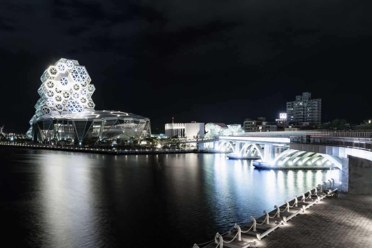 ▲友台的日本前首相安倍晉三遇刺身亡，今（9）夜高雄亮起代表追思的純白光，悼念這位台灣的摯友。（圖／高雄市政府提供）