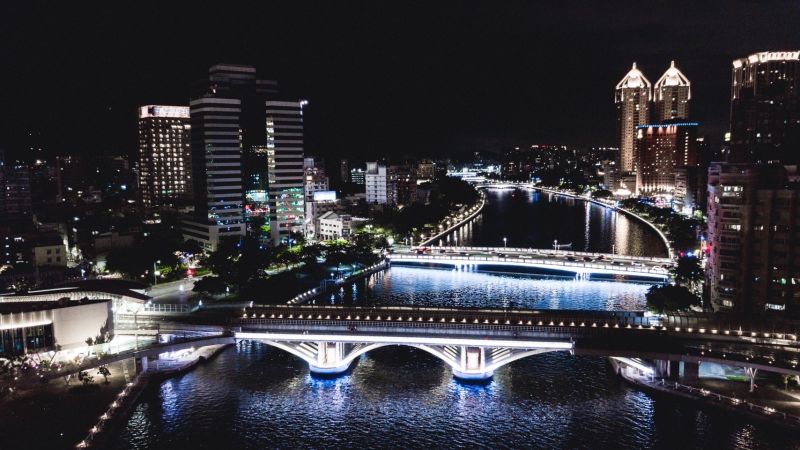 ▲友台的日本前首相安倍晉三遇刺身亡，今（9）夜高雄愛河亮起代表追思的純白光，悼念這位台灣的摯友。（圖／高雄市政府提供）