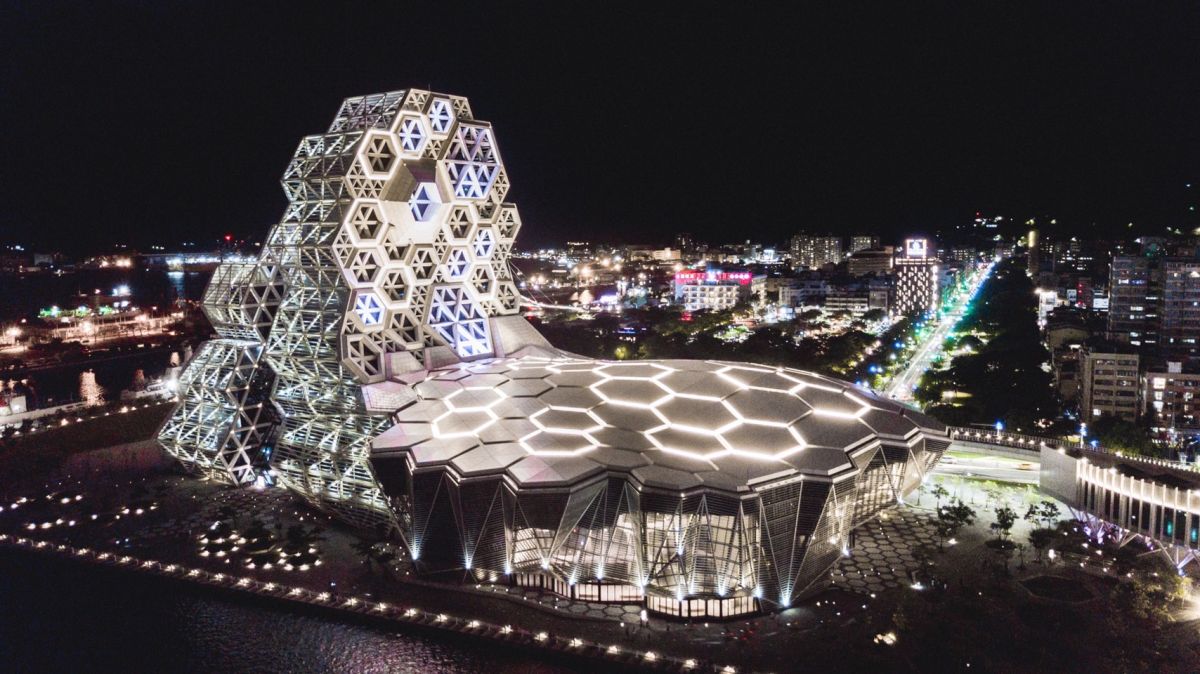 ▲陳其邁表示，高雄市將以代表追思的純白光，悼念台灣的摯友。（圖／截自陳其邁臉書）