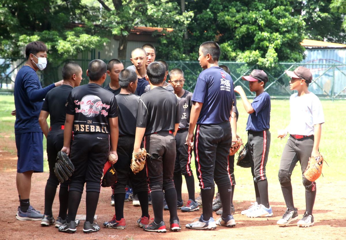 ▲台鋼雄鷹支援在地！助中正國小打世界少棒賽。（圖／高雄市政府運動局提供）