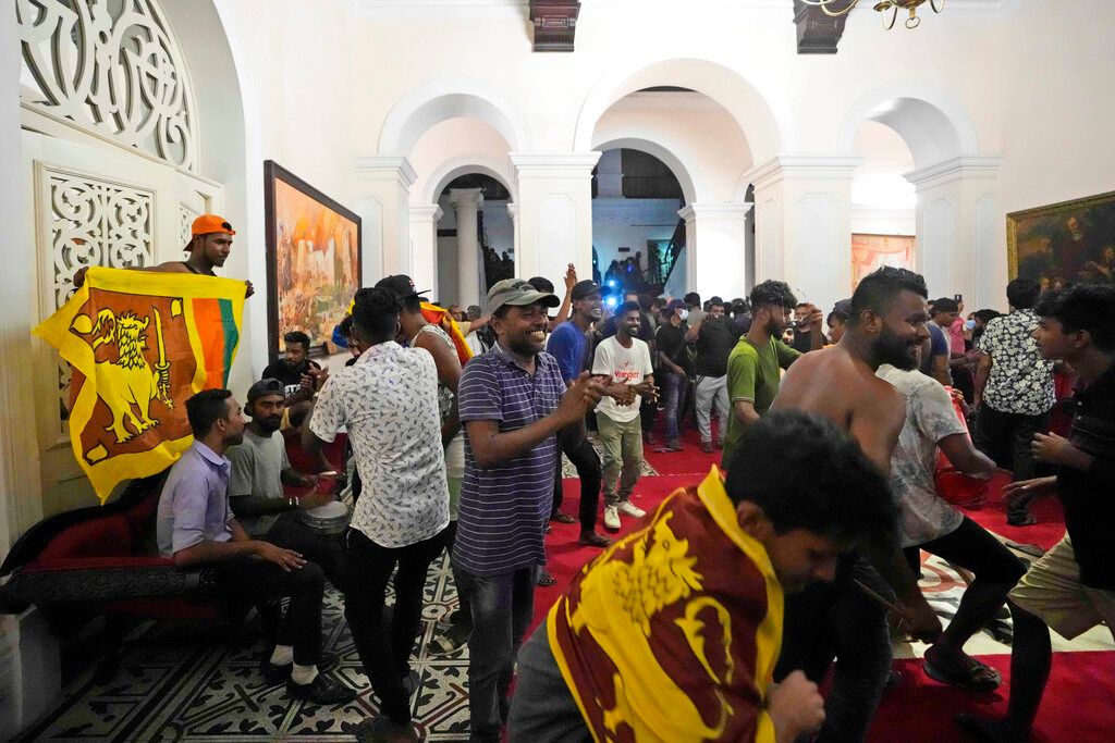 ▲斯里蘭卡嚴重經濟危機導致國家破產，目前行蹤不明的總統透過國會議長宣布將辭職，總理私人住宅則疑似被示威者縱火。（圖／美聯社／達志影像）