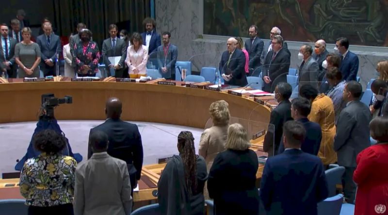 ▲聯合國秘書長古特瑞斯(Antonio Guterres)與聯合國安全理事會成員為遭暗殺身亡的日本前首相安倍晉三默哀。(圖/翻攝自聯合國直播)