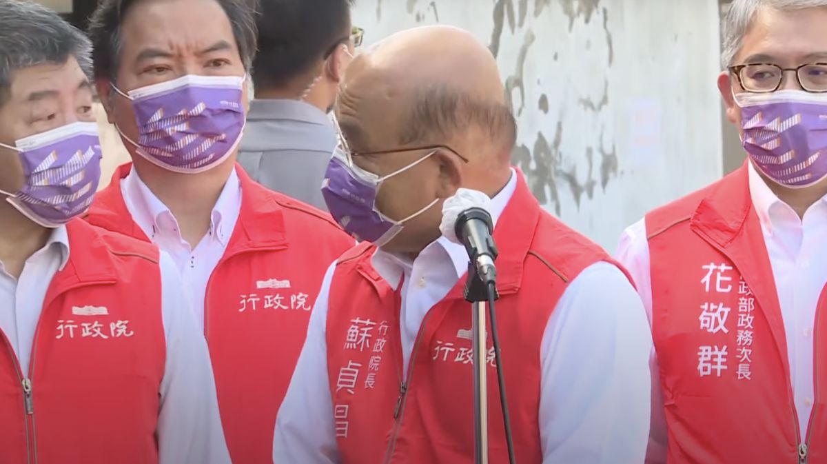 ▲蘇貞昌看陳陳時中後說，現在各就各位、精彩可期，如能當市長必會有一番作為。（圖／翻攝自行政院直播）