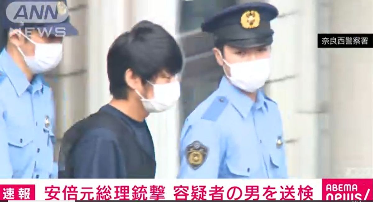 ▲暗殺日本前首相安倍晉三的槍手山上徹也今（10）早由警方護送，移交至奈良地方檢察廳，日本檢方也決定他的身分由「槍擊嫌疑人」改為「謀殺罪犯」。（圖／翻攝自日媒《ANN news》）