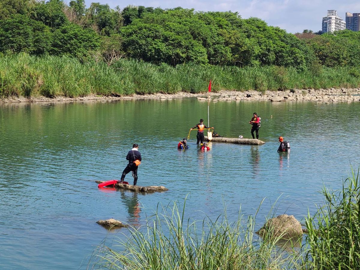 ▲新店區青潭堰1男落水失蹤，今晨尋獲命危緊急送醫。（圖／翻攝畫面）