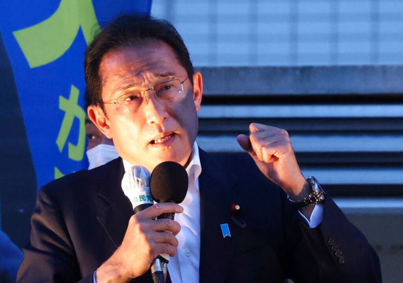 ▲日本參議院選舉明天投開票,前首相安倍晉三昨天在奈良為自由民主黨籍候選人助選時遭槍擊身亡,多位自民黨籍候選人戴黑紗或別上黑絲帶表達哀思。(圖/美聯社/達志影像)