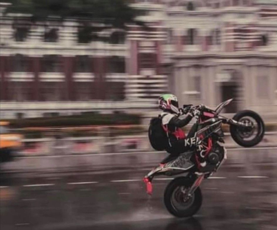 ▲一名重機騎士，在總統府前騎車翹孤輪，涉危險駕駛遭警方告發。（圖／翻攝臉書《爆料公社二社》）