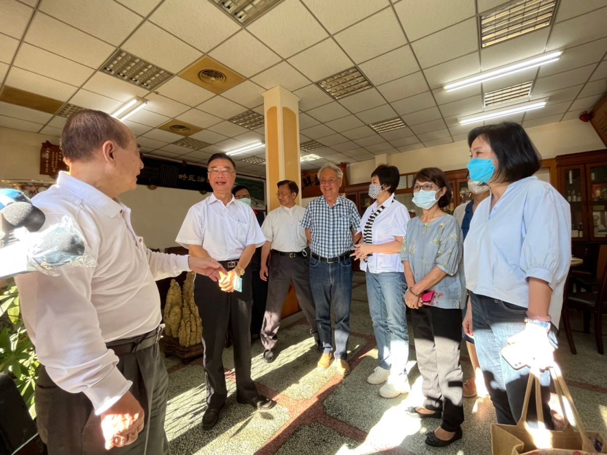 ▲早餐會除了有前立法院長王金平（左一）與柯志恩（右一）外，還有議員及多位地方人士與會。（圖／翻攝畫面）