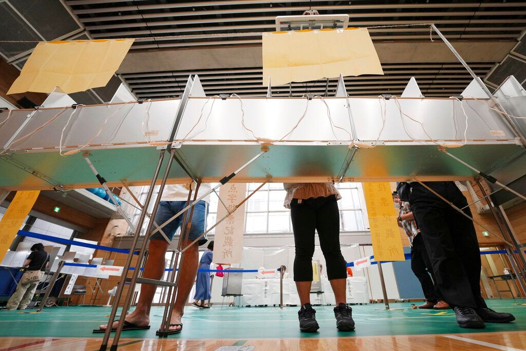 ▲日本前首相安倍晉三為候選人站台助選卻不幸遭暗殺兩天後，日本參議院選舉今天開始投票，日本警察廳也大幅強化參議院大選選前一天維安工作。（圖／美聯社／達志影像）