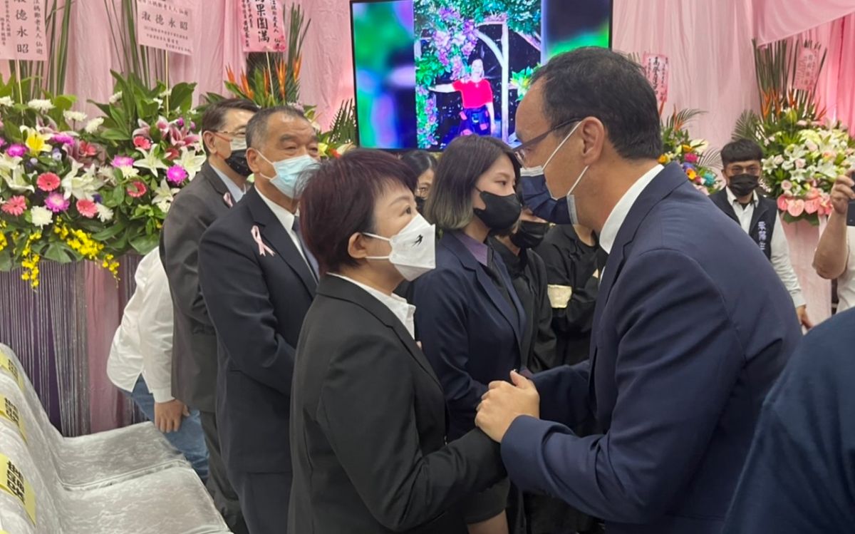 ▲國民黨主席朱立倫出席江啟臣母親公祭，拉著台中市長盧秀燕的手加油致意。（圖／台中市議員羅廷瑋提供，2022.07.10）