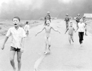 ▲1972年6月8日，潘金福與家人跟著其他難民逃難，遭南越飛行員誤認為敵軍，投擲燒夷彈，她全身遭嚴重灼傷，赤裸哭喊奔逃，被《美聯社》記者拍下，震撼全世界。（圖／美聯社檔案照）